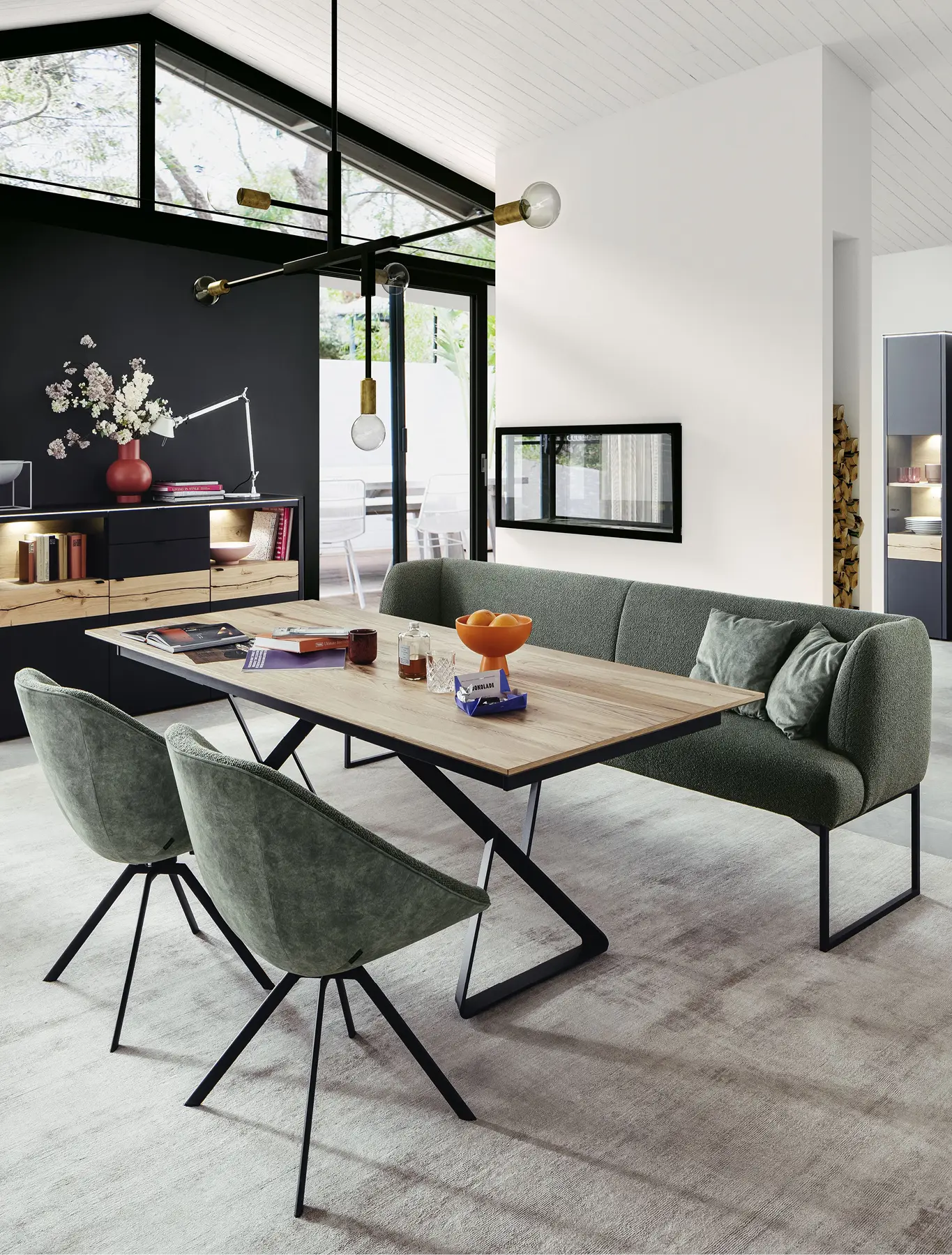 Esszimmer mit Stühlen und Sitzbank